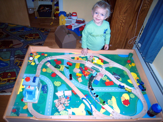 Cole admires his train domain (11-28-2007 08:03)