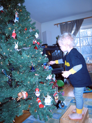 Cole decorating the tree (12-02-2007 08:23)