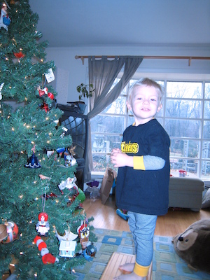 Cole decorating the tree (12-02-2007 08:23)