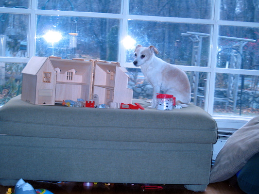 Emily watching the tree decoration (12-02-2007 08:24)
