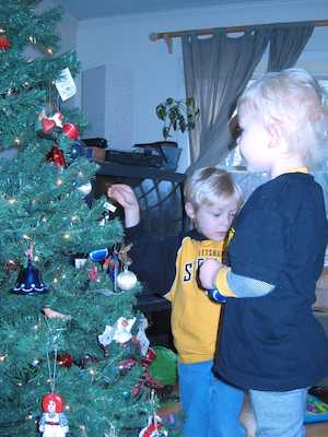 Tim and Cole decorating the tree (12-02-2007 08:24)