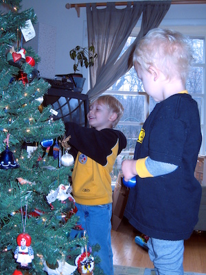 Tim and Cole decorating the tree (12-02-2007 08:25)
