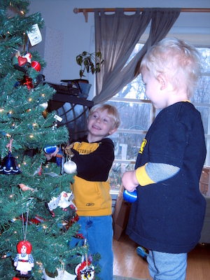Tim and Cole decorating the tree (12-02-2007 08:25)