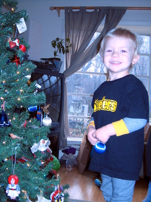 Cole decorating the tree (12-02-2007 08:25)