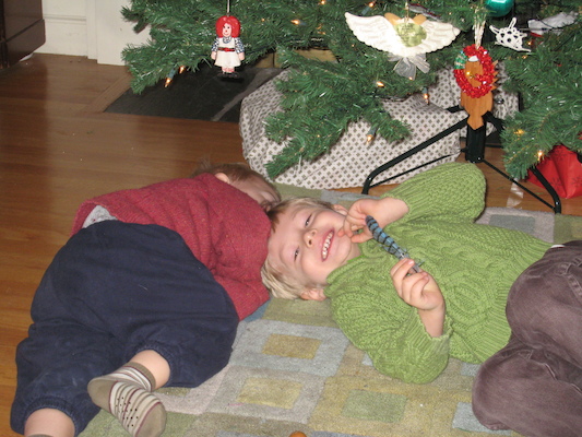 Cole and Tim cuddling under the tree (12-09-2007 07:43)