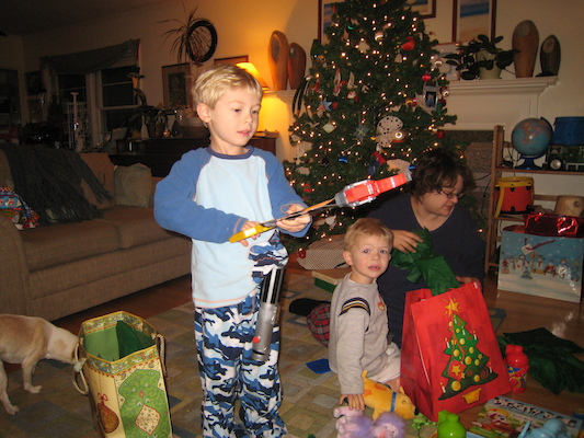 Tim takes the robot claw for a spin, Cole admires (12-25-2007 06:52)
