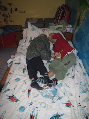 Cole and Tim try his new sheets (12-25-2007 08:42)