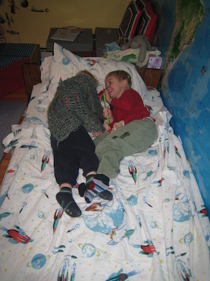 Tim and Cole try his new sheets (12-25-2007 08:42)