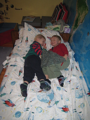 Tim and Cole try his new sheets (12-25-2007 08:42)