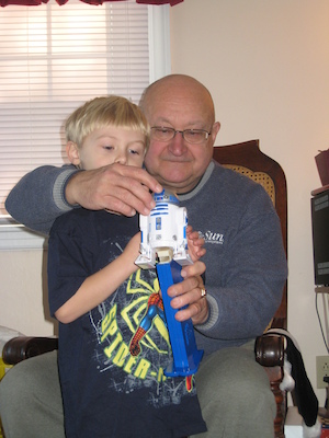 Tim shows Poppy his R2-D2 songs (12-25-2007 12:03)