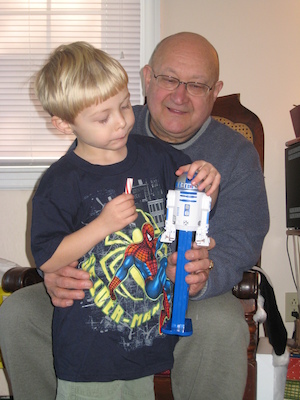 Tim shows Poppy his R2-D2 songs (12-25-2007 12:03)