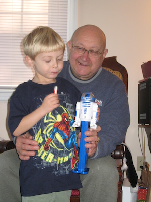 Tim shows Poppy his R2-D2 songs (12-25-2007 12:04)