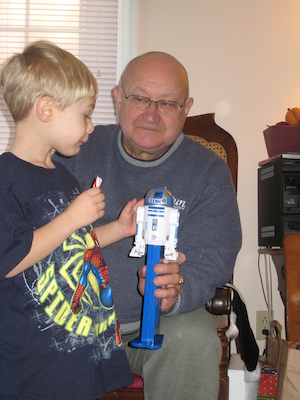 Tim shows Poppy his R2-D2 songs (12-25-2007 12:04)