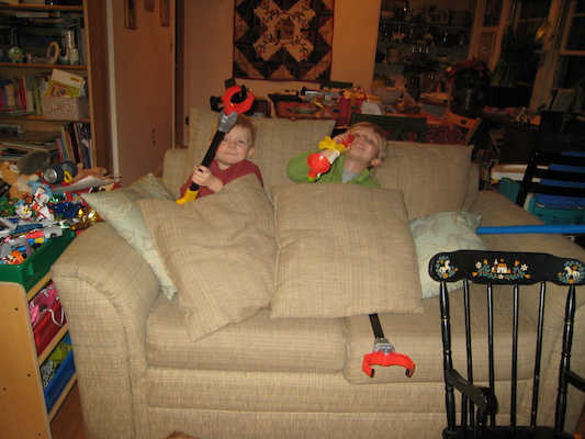 Cole and Tim playing alien spaceship (01-05-2008 15:47)