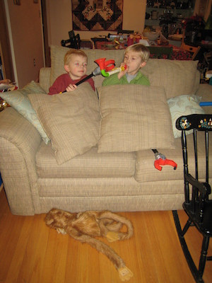 Cole and Tim playing alien spaceship (01-05-2008 15:47)