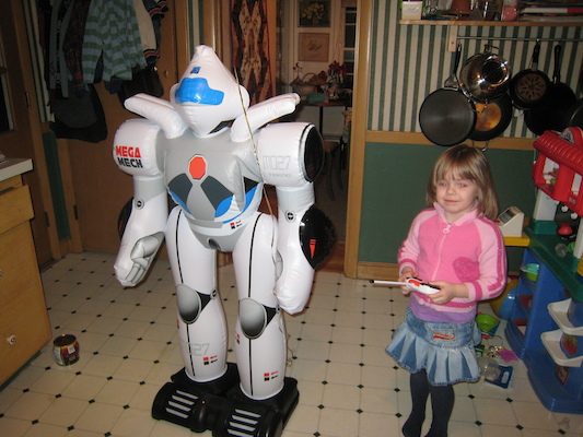 Emma with the robot (03-02-2008 17:41)