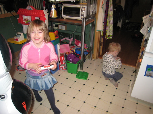 Emma and Cole (and Tim under the shelf) (03-02-2008 17:41)