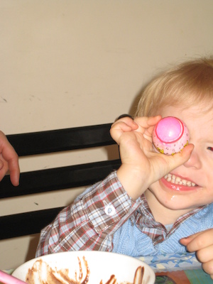 Easter morning Cole egg (03-23-2008 13:06)