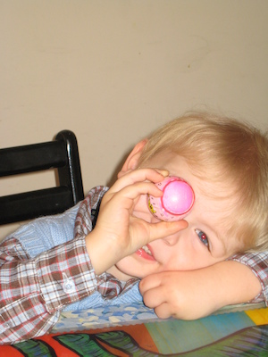 Easter morning Cole egg (03-23-2008 13:06)