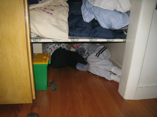 Cole and Tim hiding (04-26-2008 15:23)