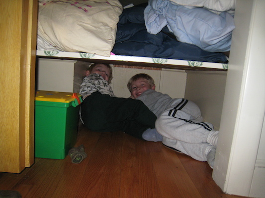 Cole and Tim hiding (04-26-2008 15:24)