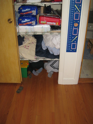 Cole and Tim hiding (04-26-2008 15:24)