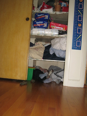 Cole and Tim hiding (04-26-2008 15:24)