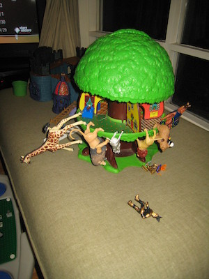 "Monkeys" in the treehouse (05-04-2008 19:06)