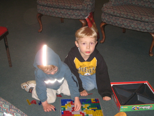 Cole and Tim playing (05-09-2008 18:51)