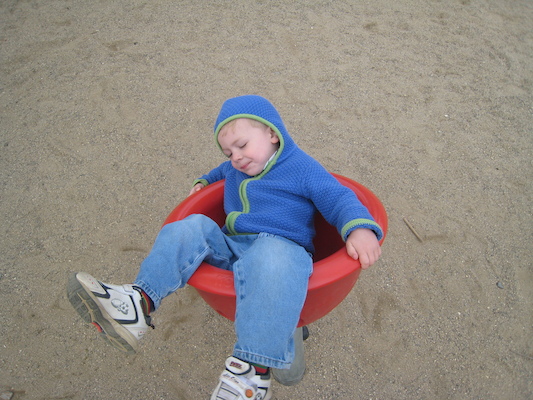 Cole in the spinning cup (05-10-2008 07:58)