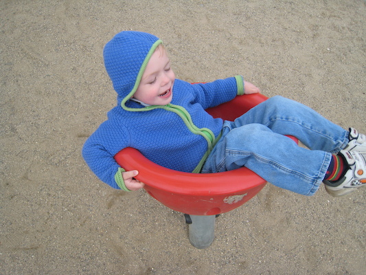 Cole in the spinning cup (05-10-2008 07:58)