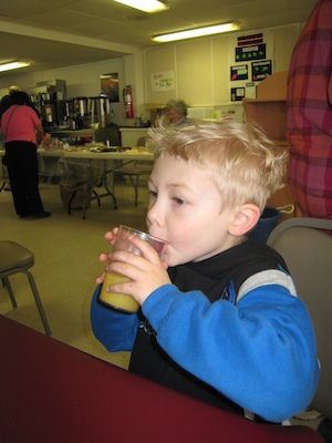 Tim drinking orange juice (05-10-2008 09:13)
