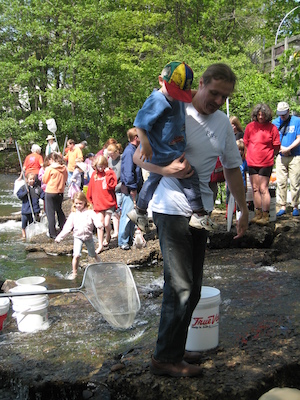 Tim, Cole and Ben at the herring transfer (05-24-2008 09:30)