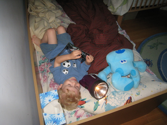 Cole reading to Blue (06-01-2008 07:08)