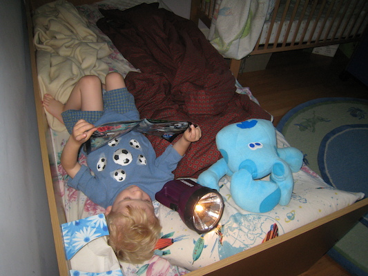 Cole reading to Blue (06-01-2008 07:08)