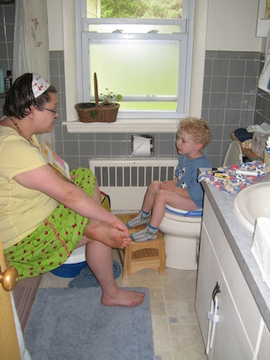 Xine and Cole at the potty (06-01-2008 14:13)