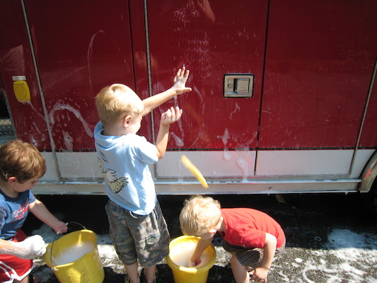 Tim and Cole washing the fire engine (06-07-2008 09:16)