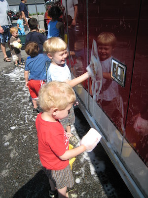 Tim and Cole washing the fire engine (06-07-2008 09:16)