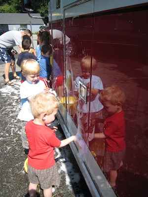 Tim and Cole washing the fire engine (06-07-2008 09:16)