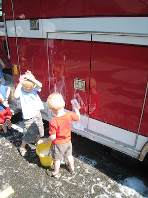 Tim and Cole washing the fire engine (06-07-2008 09:17)