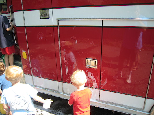 Tim and Cole washing the fire engine (06-07-2008 09:17)
