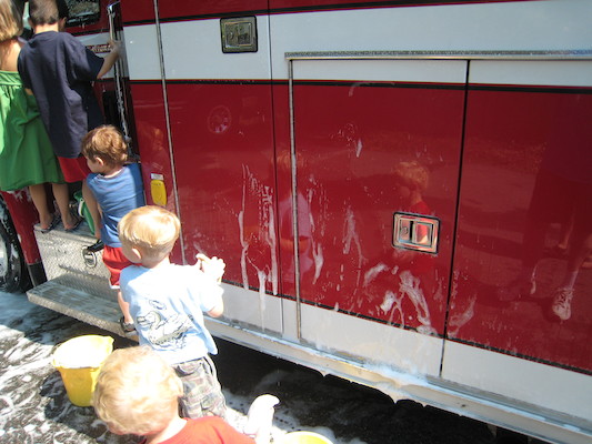 Tim and Cole washing the fire engine (06-07-2008 09:17)