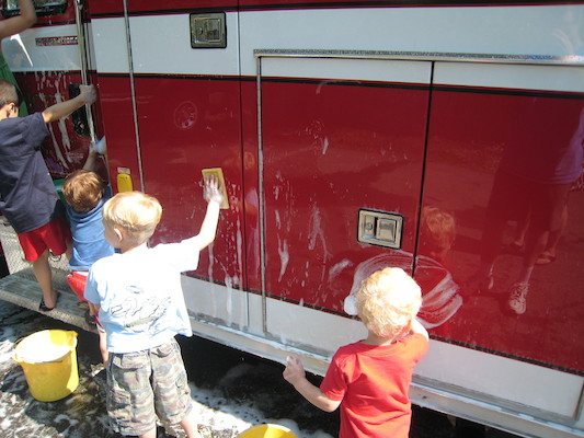 Tim and Cole washing the fire engine (06-07-2008 09:17)