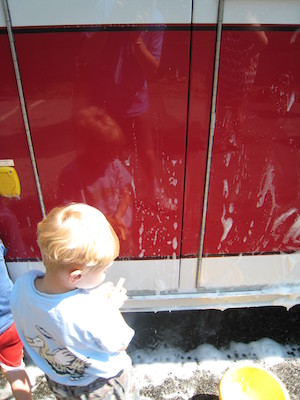 Tim and Cole washing the fire engine (06-07-2008 09:17)