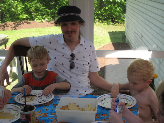 Tim, Ben and Cole decorating cookies (06-07-2008 15:06)