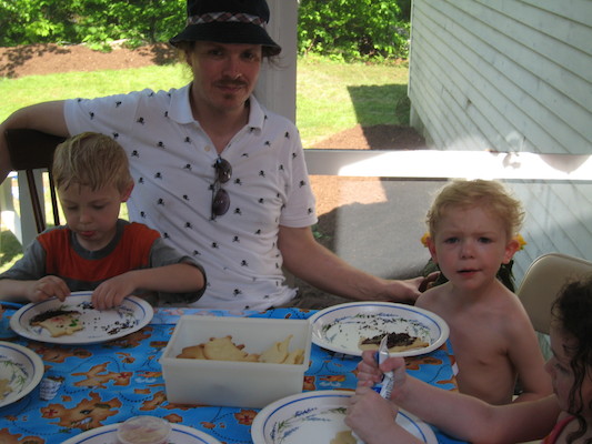 Tim, Ben and Cole decorating cookies (06-07-2008 15:06)
