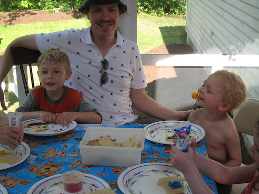 Tim, Ben and Cole decorating cookies (06-07-2008 15:06)