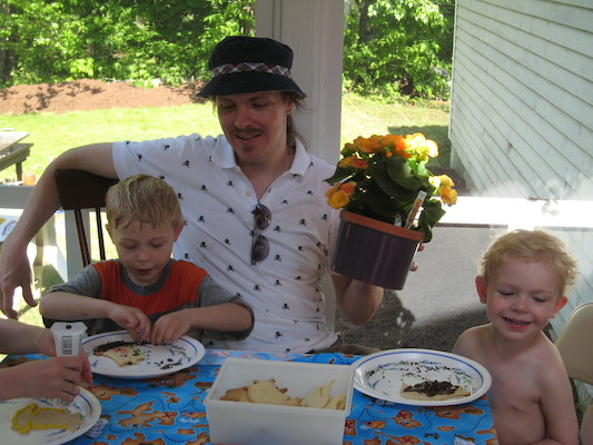 Tim, Ben and Cole decorating cookies (06-07-2008 15:07)