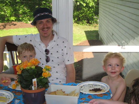 Tim, Ben and Cole decorating cookies (06-07-2008 15:07)