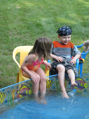 Linnea and Tim splashing (06-07-2008 15:46)